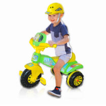 tricycle-rossi-avec-casque-vert